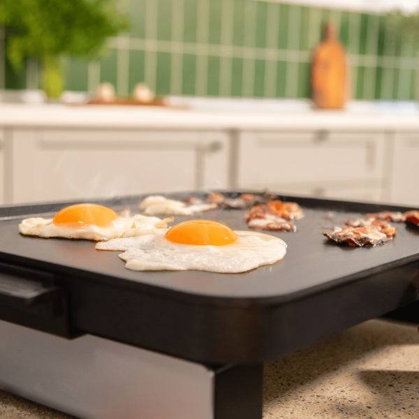 Cecotec Magnet 1800 Piastra Elettrica - 1800W - Piastra Alluminio con Teflon - Termostato Regolabile - Vassoio Raccogligrasso - Pezzi Smontabili - Adatta alla Lavastoviglie - 40x30cm - Colore Nero