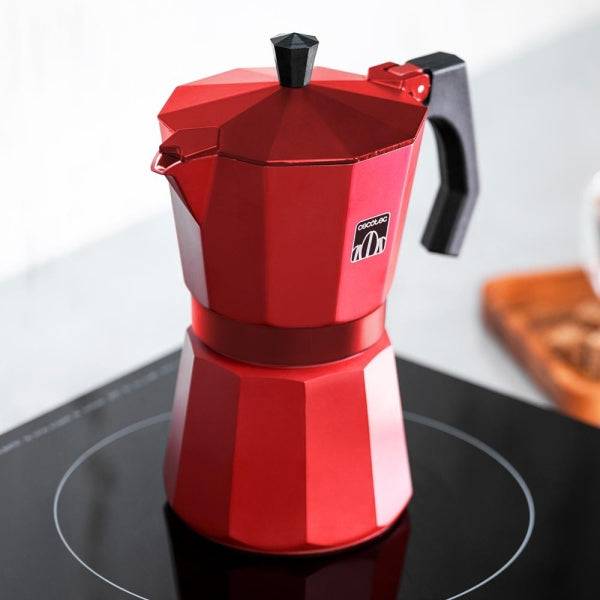 Cecotec Mokclassic 900 Macchinetta Caffè Italiana 9 Tazze - Alluminio Pressofuso - Idonea per Gas, Elettrico e Vetroceramica - Facile da Pulire - Valvola di Sicurezza - Filtro Acciaio Inossidabile - Colore Rosso
