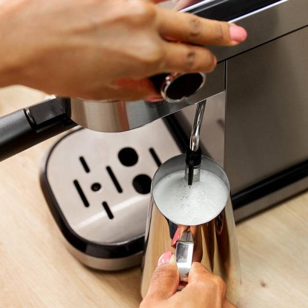 Cecotec Cafelizzia 790 Steel DUO Macchina Caffè Espresso - 1350W - Pressione 20Bar - Doppia Uscita Caffè - Vaporizzatore Orientabile - Serbatoio 1,2L Estraibile - Filtro per Capsule - Acciaio Inossidabile