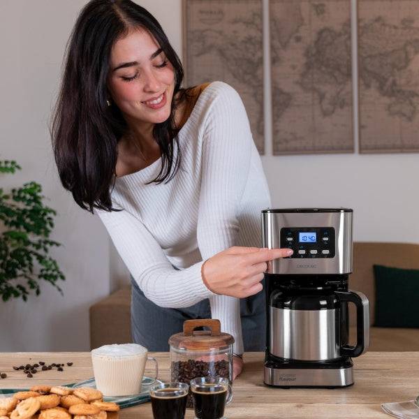 Cecotec Coffee 66 Drop and Thermo Time Caffettiera a Goccia - 950W - Capacità per 10 Tazze - Caraffa Thermos - LCD Retroilluminato - Programmabile - Antisgocciolamento - Filtro Riutilizzabile - Acciaio Inossidabile