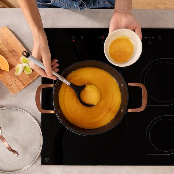 Cecotec Polka Fantasy Pentola di 28cm di Diametro - Capacità di 7.1L - Alluminio Forgiato - Coperchio in Vetro Temperato - Maniglie in Acciaio Inossidabile - Antiaderente - Compatibile con Induzione - Colore Nero