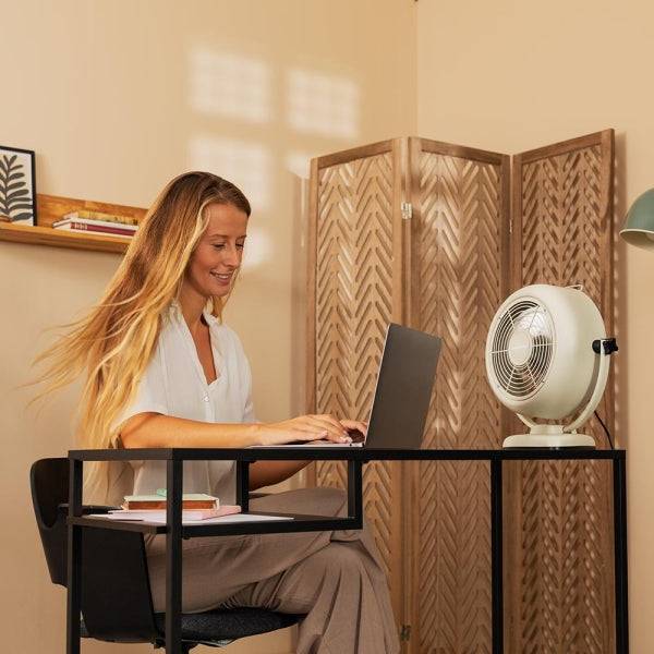 Cecotec EnergySilence 800 RetroDesk Ventilatore da Tavolo con 3 Pale - 20W - Diametro 20cm - Inclinazione Regolabile - 2 Velocità - Griglia Protettiva - Base Stabile - Colore Beige