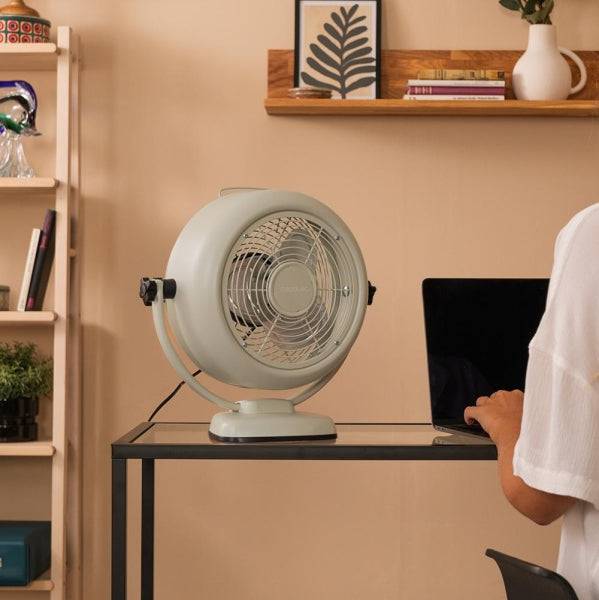 Cecotec EnergySilence 800 RetroDesk Ventilatore da Tavolo con 3 Pale - 20W - Diametro 20cm - Inclinazione Regolabile - 2 Velocità - Griglia Protettiva - Base Stabile - Colore Beige