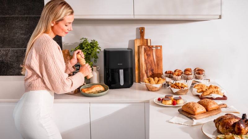 Cecotec Cecofry Fantastik Window 6500 Friggitrice ad Aria - 1700W - Capacità 6,5L - Finestra di Visualizzazione - 9 Menu Preconfigurati - Range 80-200°C - Pannello Tattile Multifunzione - Colore Nero