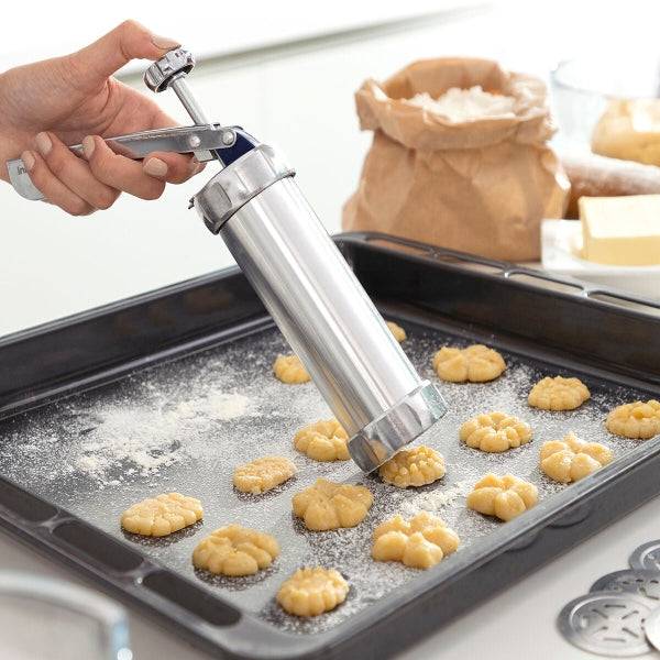 Innovagoods Prekies Maquina para Masa de Galletas 2 en 1 - Manga Pastelera - Incluye Plantillas - Facil Limpieza - Mango Ergonomico - Desmontable - Incluye Receta - 14x21.5x5.9cm - Colore Grigio