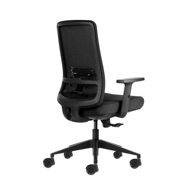 Oqonos Cherg 017 Sedia Ufficio Ergonomica con Tessuto Impermeabile, Meccanismo Autoequilibrante, Supporto Lombare Regolabile, Braccioli Regolabili in Altezza e Ruote Silicone - Nero