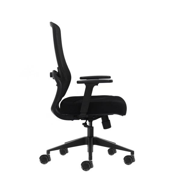Oqonos Cherg 024 Sedia Ufficio Ergonomica con Supporto Lombare Regolabile in Altezza e Profondità, Braccioli 4D, Pistone Gas Classe 4, Seduta Ergonomica Sagomata e Ruote Silicone - Nero