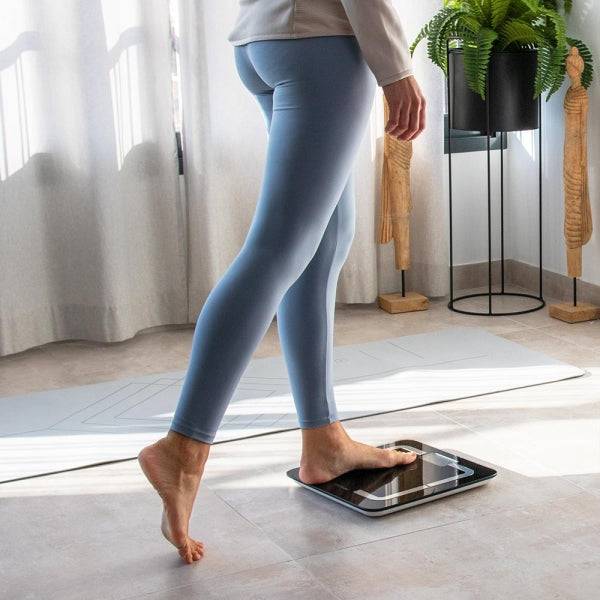 Cecotec Surface Precision 9500 Smart Healthy Bilancia Pesapersone - Bluetooth - Display LCD - Acciaio Inossidabile - Vetro Temperato - Supporta fino a 180kg - 310x310mm - Colore Nero