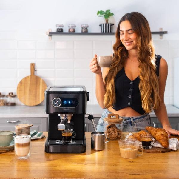 Cecotec Power Espresso 20 Pro Latte Macchina per Caffè Espresso - Capacità 1.5L - Pressione 20bar - Serbatoio 550ml - Vapo - Scaldatazze - Serbatoio Latte - Display con Pulsanti - Colore Nero