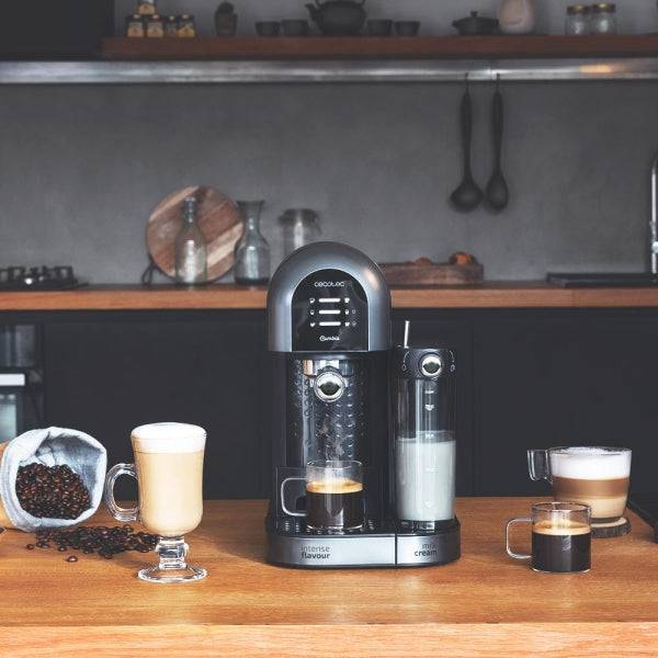 Cecotec Power Instant-ccino 20 Chic Serie Nera Macchina Espresso Compatibile con Capsule - 1470W - Pressione 20bar - Serbatoio 0.7ml - Temperatura Regolabile - Termoblock - Colore Nero e Argento