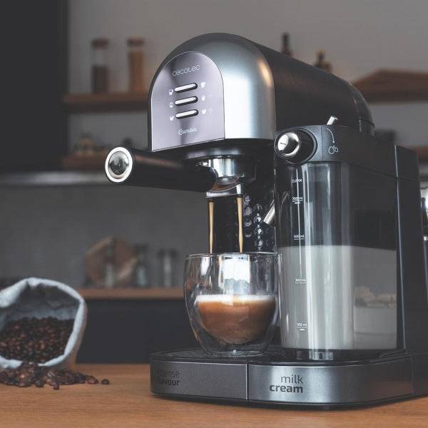 Cecotec Power Instant-ccino 20 Chic Serie Nera Macchina Espresso Compatibile con Capsule - 1470W - Pressione 20bar - Serbatoio 0.7ml - Temperatura Regolabile - Termoblock - Colore Nero e Argento