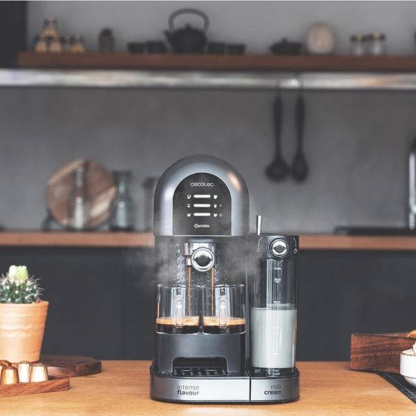 Cecotec Power Instant-ccino 20 Chic Serie Nera Macchina Espresso Compatibile con Capsule - 1470W - Pressione 20bar - Serbatoio 0.7ml - Temperatura Regolabile - Termoblock - Colore Nero e Argento