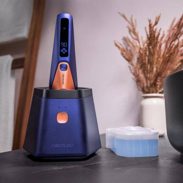 Cecotec PrecisionCare Saphire Pro Rasoio Rotativo con Base Autopulizia - Autonomia fino a 90min - Lame Titanio - Varie Velocità - Liquido Autopulizia - IPX7 - Nero
