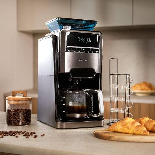 Cecotec Coffee 66 Grind and Brew Macchina da Caffè Filtro 12 Tazze - 1400W - Caraffa 1.5L - Programmabile - Finiture in Acciaio Inossidabile - Serbatoio e Macinacaffè Integrato - Colore Nero e Grigio