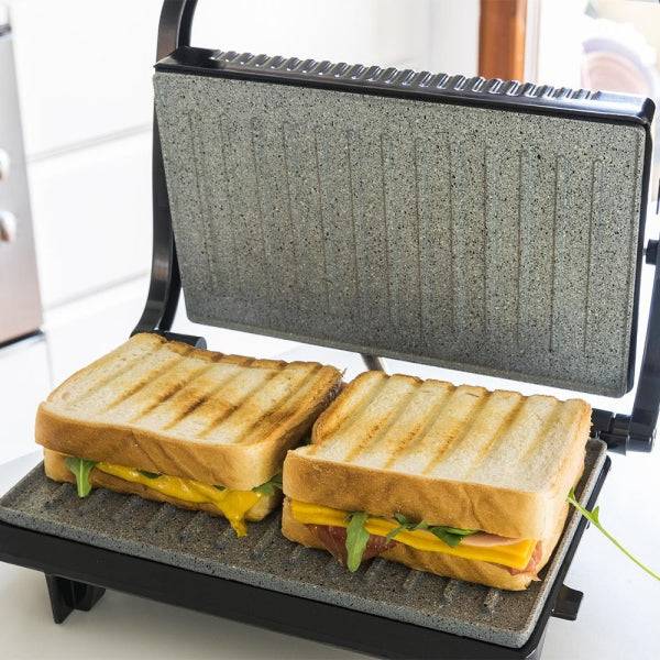 Cecotec rock'n Grill Griglia Elettrica - 700W - Antiaderente - Manico Tocco Freddo - Base Antiscivolo - Vano Gestione Cavi - Superficie Cottura 23x14.5cm - Colore Nero e Argento
