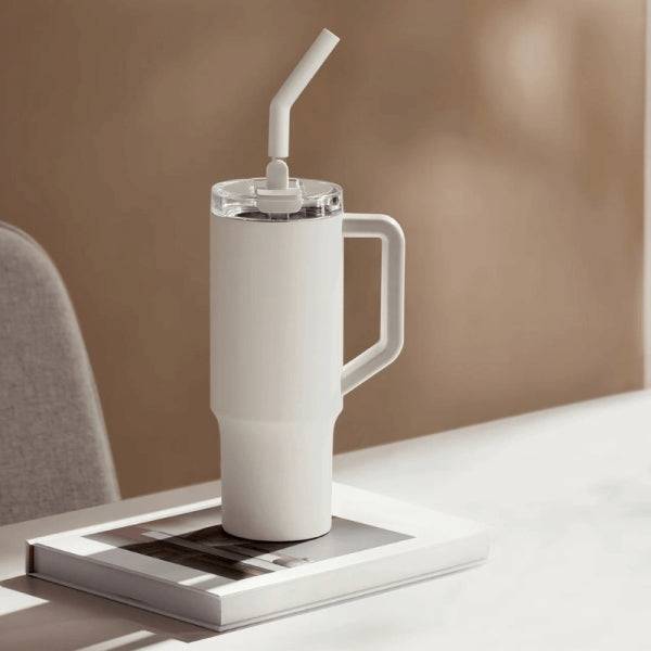 Xiaomi Straw Mug Thermos 1L con Cannuccia - Acciaio Inossidabile 316L - Isolamento Termico - Tappo Ermetico Antitrafilamento - Coperchio Tritan Trasparente - Manico Ergonomico - Apertura Larga 90mm - Colore Bianco