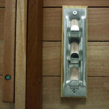 Chiusura in metallo del tavolo da picnic in legno di faggio 60 x 100 noce, sistema robusto per garantire stabilità e sicurezza all'aperto.