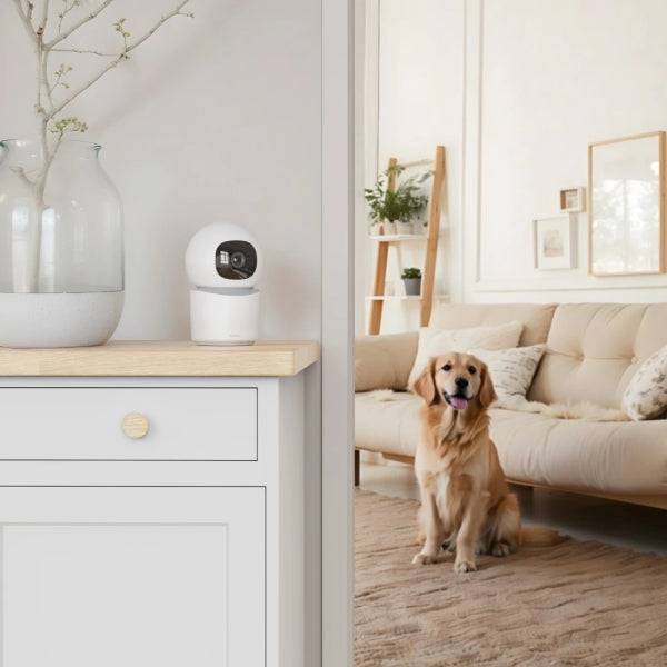 Hama Videocamera di Sorveglianza Intelligente con Microfono - Visione Notturna - Cavo 96cm - Ideale per Animali Domestici - Funzione Rotativa - Assistente Vocale - WiFi - 2.4GHz - Full HD - Colore Bianco