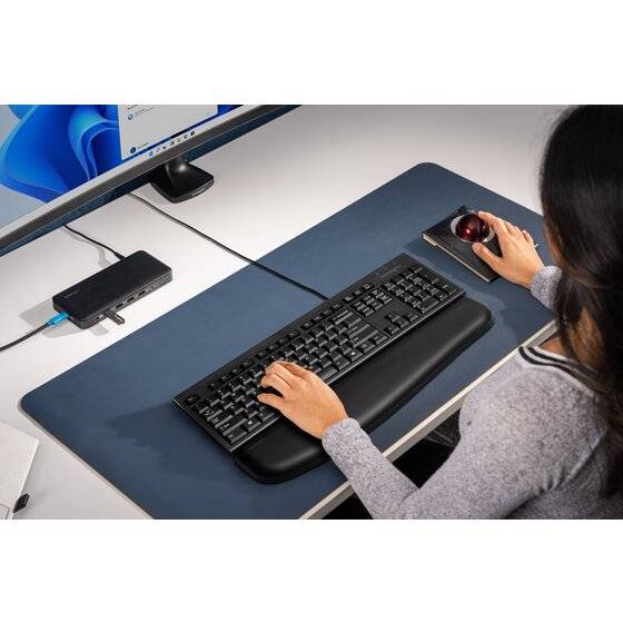 Kensington KB100 EQ Tastiera Completa USB-A - Realizzata con 64% di Contenuto Riciclato - Membrana a Prova di Liquidi - Colore Nero