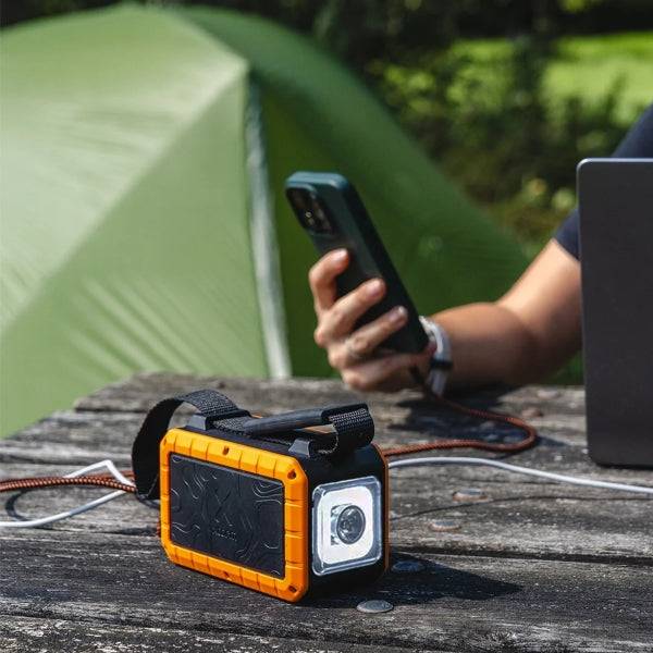 Xtorm Rugged Powerbank Torcia 40.000 mAh 100W - IP64 - 2x USB-C, 1x USB A - QC 3.0 - Lampada con Diverse Funzioni