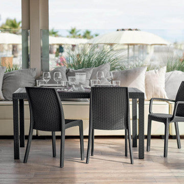 Tavolo Rettangolare Houston nero con sedie coordinate in plastica stile wicker, perfetto per terrazze e giardini.