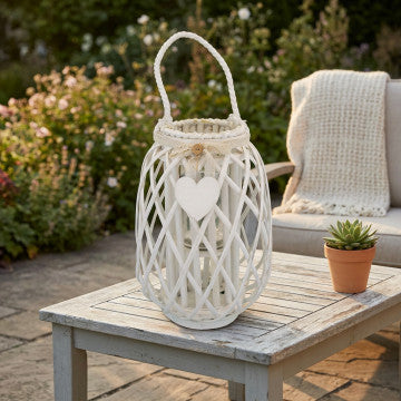 Lanterna in vimini e vetro bianco con decoro a cuore e nastro pizzo