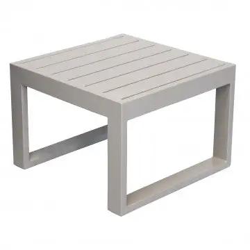 Tavolino quadrato Cuba 45 x 45 in alluminio verniciato beige chiaro, perfetto per arredare giardini con stile e funzionalità.