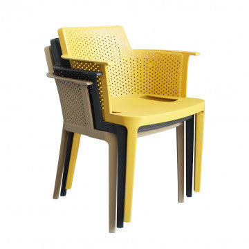 Poltrona Cathy impilata in diversi colori: giallo, antracite e tortora. Design salvaspazio ideale per uso contract e domestico.