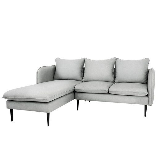 Divano angolare moderno in tessuto color platino e nero con cuscini imbottiti, struttura elegante e gambe nere, SKU: SF040POSH-L-ET9002