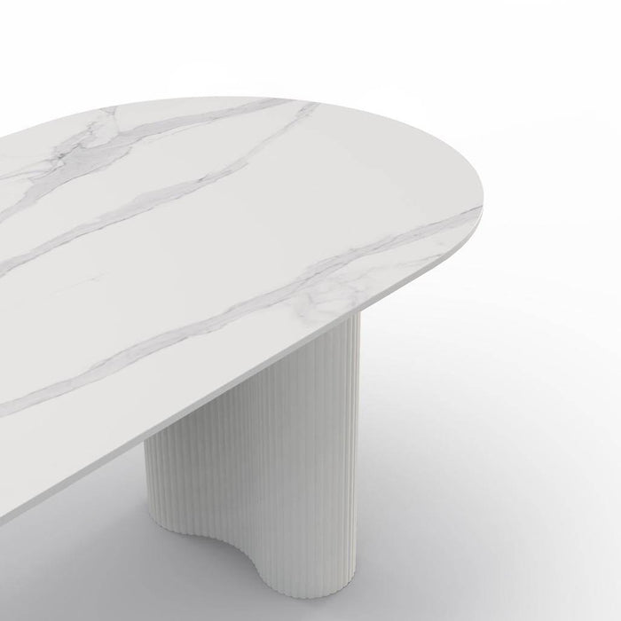 Tavolo da pranzo ovale POELA, effetto marmo bianco