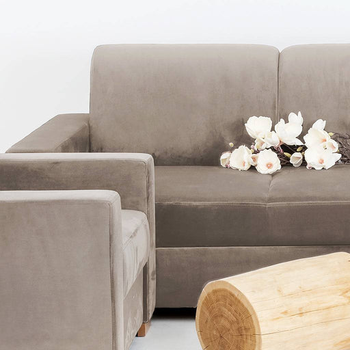 Dettaglio del divano beige con schienale e braccioli imbottiti, rivestimento in tessuto vellutato, decorato con fiori bianchi, stile moderno