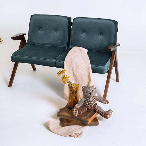 Divano in velluto blu mirtillo con struttura in legno, due posti, stile retrò, decorato con oggetti di design e tessuti morbidi
