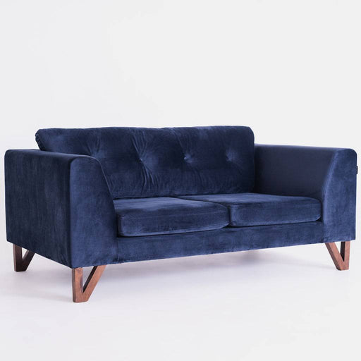 Divano in velluto blu scuro con schienale imbottito e struttura in legno, stile moderno e funzionale, perfetto per ambienti contemporanei