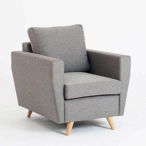 Poltrona in tessuto grigio chiaro con schienale e braccioli imbottiti, stile minimalista e funzionale, perfetta per ambienti di design.