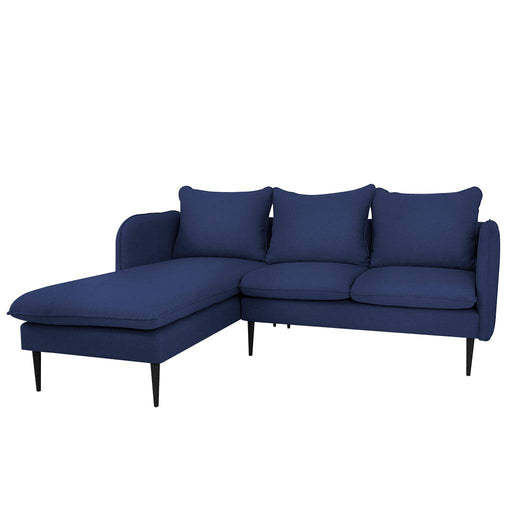 Divano in tessuto blu con chaise longue, stile elegante e minimalista, con cuscini coordinati, in un soggiorno luminoso e raffinato