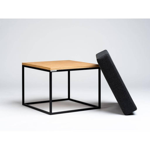 Pouf TENSIO SOLID con rivestimento nero, struttura in legno chiaro e base in metallo nero, tavolino e seduta versatile