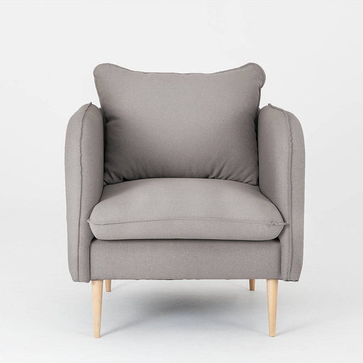 Poltrona in tessuto grigio con cuscino coordinato, struttura in legno chiaro, stile elegante e confortevole, perfetta per interni moderni