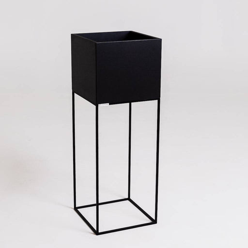 Set di tre fioriere nere in metallo con struttura a stelo, perfette per decorare ambienti interni con stile minimalista, SKU: DON003PALMM-100-35-35-9005