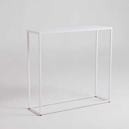 Console bianca minimalista con struttura in metallo, perfetta per valorizzare spazi di ingresso o soggiorno con stile essenziale.