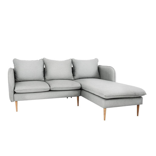 Divano angolare moderno in tessuto grigio platino con gambe in legno chiaro, cuscini imbottiti e design elegante, ideale per soggiorno.