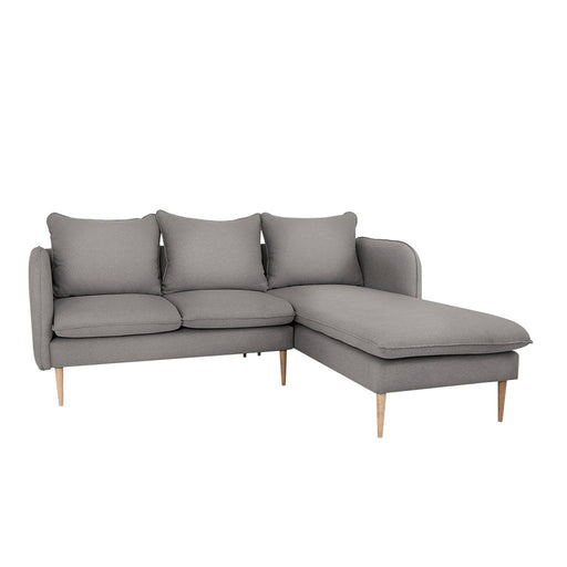 Divano angolare POSH in tessuto grigio chiaro con struttura in acciaio, cuscini e gambe in legno, ideale per soggiorno moderno e confortevole