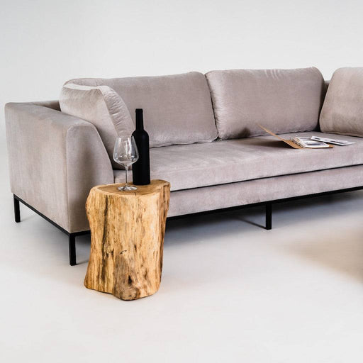 Divano 3 posti in tessuto beige con struttura in metallo nero, stile minimalista, decorato con tavolino in legno naturale, ambiente moderno.