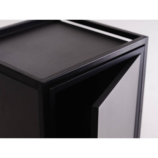 Dettaglio della superficie superiore della libreria nera con finitura liscia e angoli squadrati, design elegante e funzionale.