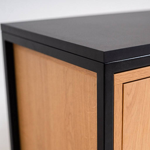 Dettaglio angolare del mobile TV con finitura in legno chiaro e cornice in metallo nero, design contemporaneo e resistente.