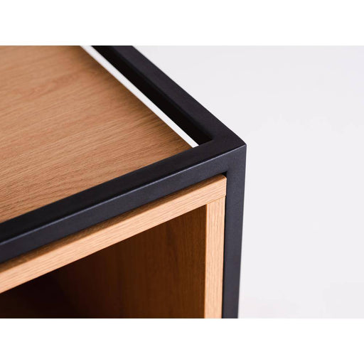 Dettaglio angolare del mobile con cornice in metallo nero e pannelli in legno chiaro, design minimalista e resistente