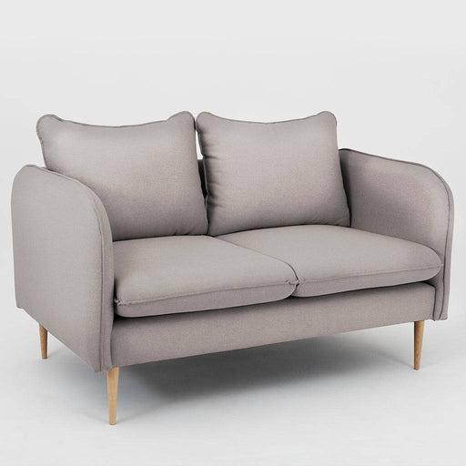 Divano Posh 2 posti in tessuto grigio chiaro con schienale e cuscini imbottiti, stile minimalista, gambe in legno naturale, SKU: SF041POSH2-ET91
