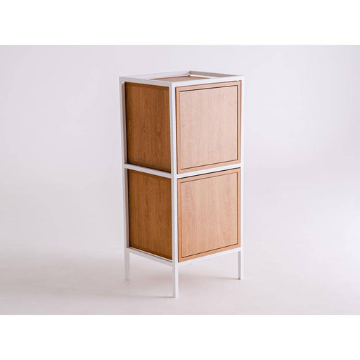 Comò bianco con ante in legno chiaro e struttura in metallo bianco, inserito in ambiente minimalista con pareti bianche - SKU: TD010SKAP1R2-2O-9003