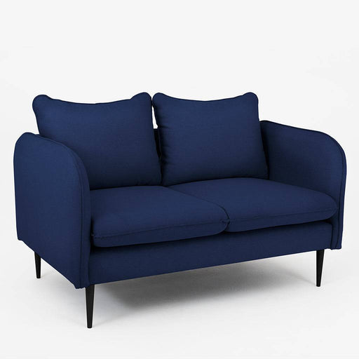 Divano 2 posti in tessuto nero inchiostro con braccioli arrotondati e cuscini imbottiti, stile moderno e comfort elevato.