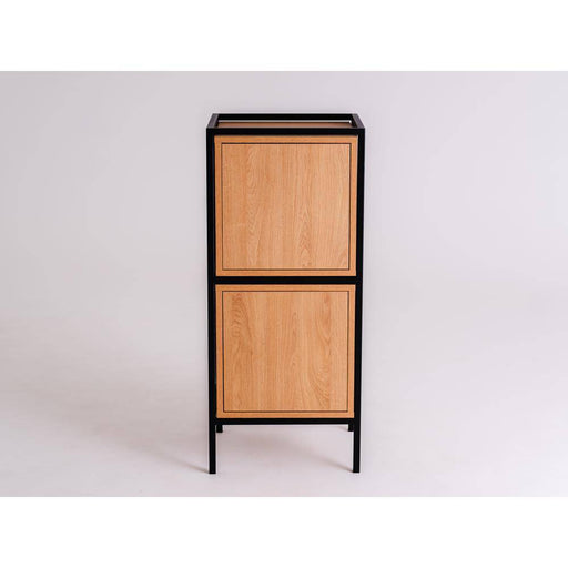 Mobile portaoggetti in legno chiaro con struttura in metallo nero, stile minimalista e funzionale, perfetto per ambienti moderni