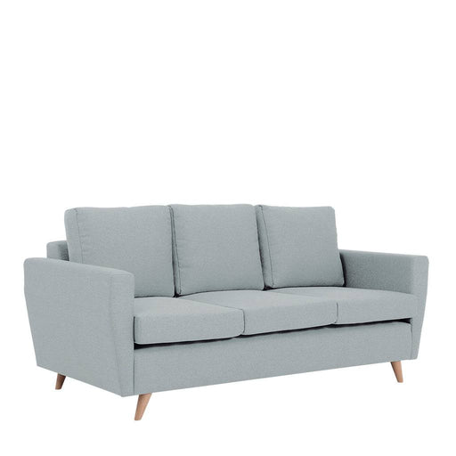 Divano 3 posti in tessuto color platino, design elegante con schienali imbottiti e gambe in legno chiaro, ideale per soggiorno moderno.